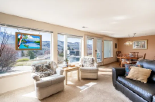 Lovely 2-bedroom condo in Chelan, close to town with mountain views
