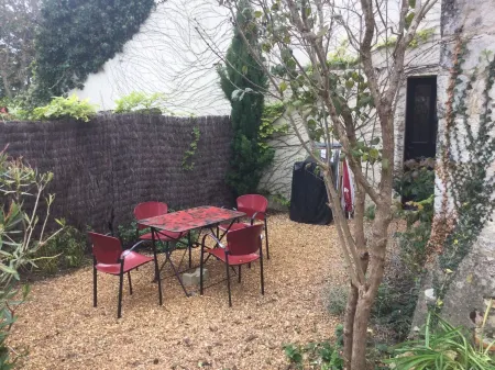 Duplex studio with small garden at the foot of the château Отели в г. Ножан-ле-Ротру