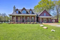 Private Pool & Deck: Quiet Countryside Escape - parking