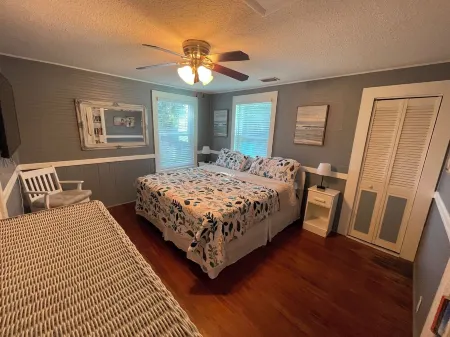 Vilano Beach Cottage,  1/2 block to Surfside Beach.  Historic Capo Cottage