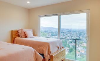 2 Mi to Promenade at Westlake: Mtn-view Haven!