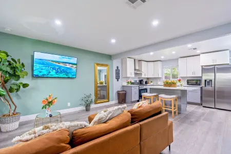 MI- Ranch style 3 bedroom 2 bath Quiet & safe Neighborhood king-bed! Отели в г. Монровия