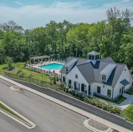 Gallatin Gem Sleeps 10 + Pool & Music Nearby