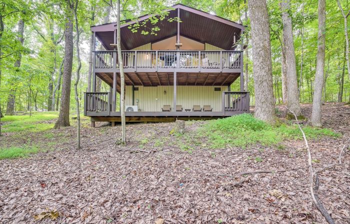 Charming Hedgesville Retreat w/ Deck + Fireplace!