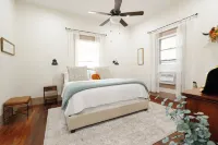 Peaceful and centrally located 2-bedroom house with AC and WiFi in Hillsboro