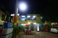 Anand Lok Vatika - parking