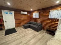 Peaceful log cabin on a back gravel road with private deck and amenities of home