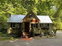 Molly Branch Cottage- Beautiful Private Setting, 5 Star ABNB, Newly Listed VRBO