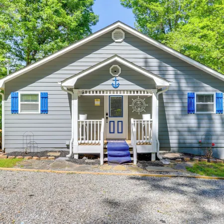 Lakefront Eatonton Getaway w/ Dock & Grill!
