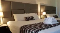 Hibiscus Lakeside Motel - Beach