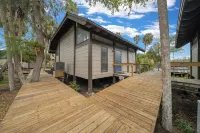 Charming Waterfront Home - Dock Access - Fishing Retreat - Pool - AC - King Bed! 7 마일 루프 트레일헤드 크리스털 리버 프리저브 주립공원 주변 호텔