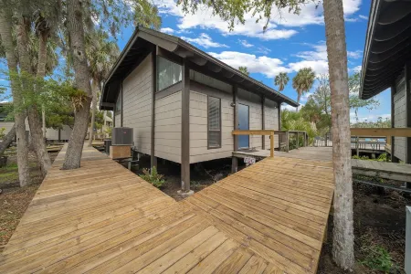 Charming Waterfront Home - Dock Access - Fishing Retreat - Pool - AC - King Bed! Отели рядом с достопримечательностью «Парк штата 7 Майл Луп Трейлхед Кристал Ривер Презерв»