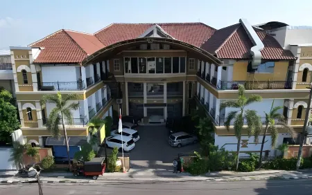 Kenari Asri Hotel Отели рядом с достопримечательностью «Централна джамия на Кудус»