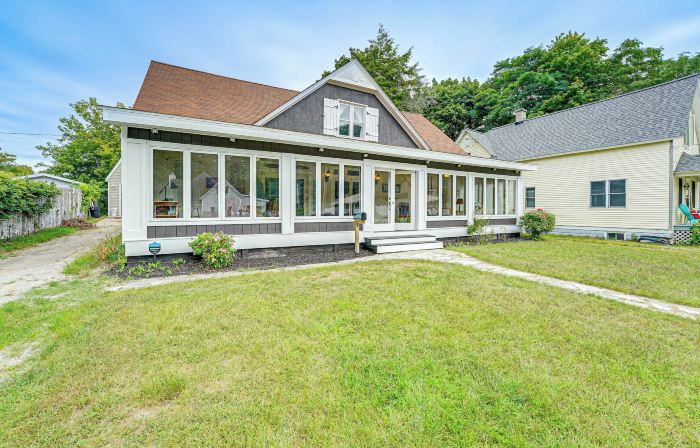 Spacious Vintage Gem w/ Sunroom in Manistee!