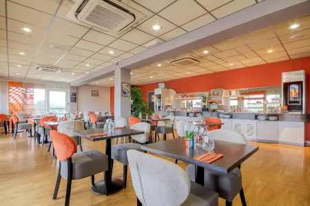 Brit Hotel Les Evens Отели в г. Сен-Павас