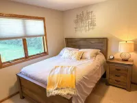 Spacious, modern lake-front vacation home/ scrapbooking/quilting retreat