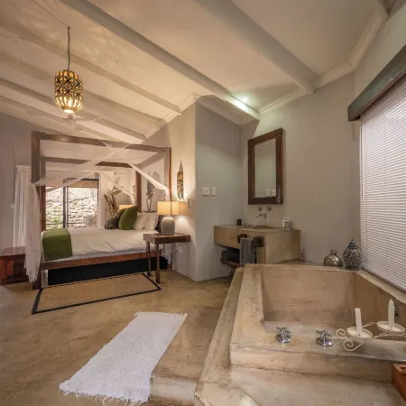 Foxy Crocodile Bush Lodge & Kruger Safaris