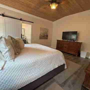 Ocean Views - Comfy Family Home Sleeps up to 10 - Hideaways Beach Club Rooms