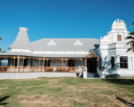 Volstruis Paleis Hotels in Ladismith