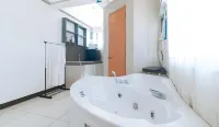 RedDoorz Plus near Tambo Paranaque - badewanne