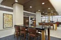 홀리데이 인 익스프레스 & 스위트 브룩셔 - 케이티 프리웨이 바이 IHG - 조식 운영