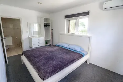 A Central 2nd floor 1 bedroom apartment with  a nice balcony view & a nice pool. Hotels in Kanga/Deina