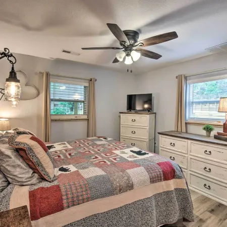 Hiawassee Getaway w/ Hot Tub, Deck & Lake Access!