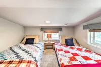 Eureka Tiny Home w/ Hot Tub & Community Beach! - parking