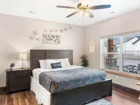 The Rock at Branson Cove 5 BDR on Table Rock! Hotels in Ridgedale