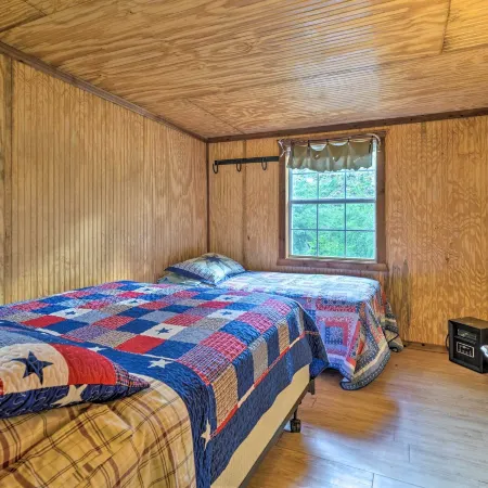 Cedar Falls Cabin Nestled by Honey Creek
