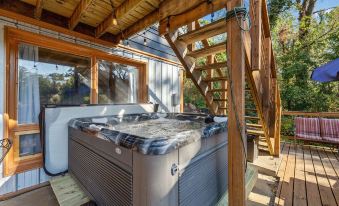 Rustic River Retreat • Hot Tub • Arcade • Beach