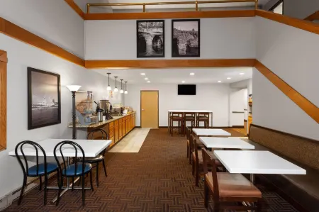 Super 8 by Wyndham Green Bay Near Stadium Отели в г. Ашваюбенон