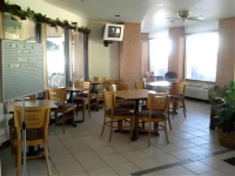 Econo Lodge Inn & Suites