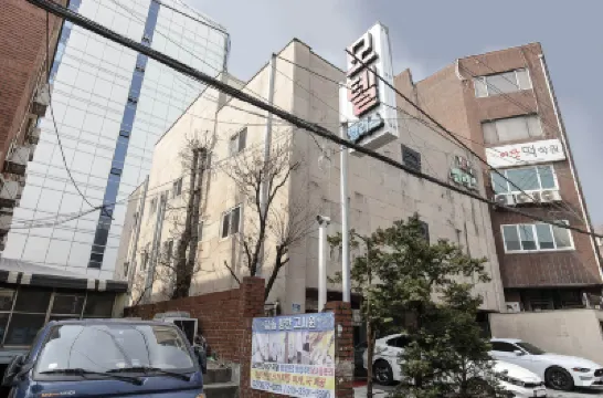 Jongno (Daehangno) Palace Hotels near Lock Museum