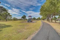 Walk to Park & Pool, Broken Arrow Family Escape! - 3 étoiles