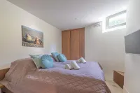 Charming 8-person Villa With hot tub Near the Forest