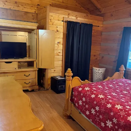 Cozy cabin in lovely Seneca Rocks WV with WiFi, smart TVs and jucuzzi tub