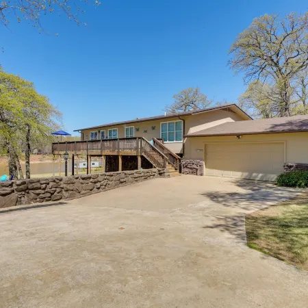 Spacious Vacation Rental Home on Eufaula Lake!