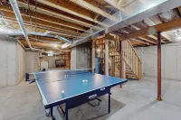 4-Season Escape w/ Plunge Pool/Hot Tub and Sauna! - 4-Star