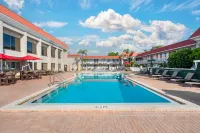 Quality Inn & Suites Conference Center - Rooftop Pools