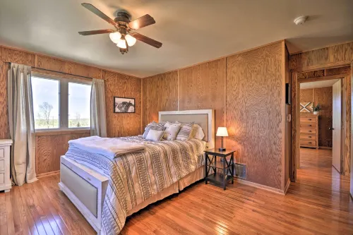 The Front Porch 20-Acre Country Home w/ Mtn View - 3-Star
