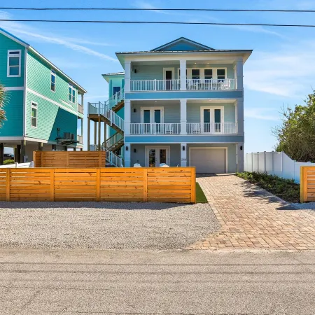 Brand new Oceanfront Home With Private hot Tub,outdoor Shower and Grill