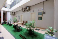 RedDoorz Syariah Near Grand Kota Bintang - Pensions