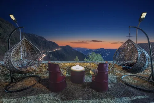 Gadegal Homestay Narkanda - Rooms & Pahadi Café - Pet friendly