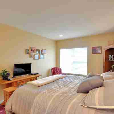 Waterfront Oregon Abode w/ Balcony & Ocean Views! Rooms