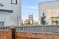 Modern 3BR Home Edmonton Near by Airport - Bungalows