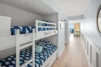 Condo IS on the Beach!  240+ 5-Star Reviews - Tiki Bar - 3 Pools - 2 Hot Tubs - شرفة
