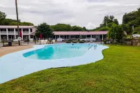 Lloyd's on the River Country Inn by OYO - Pools