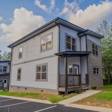 Stylish New 5BR/4BA Cabin Steps from Dollywood