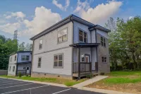 Stylish New 5BR/4BA Cabin Steps from Dollywood